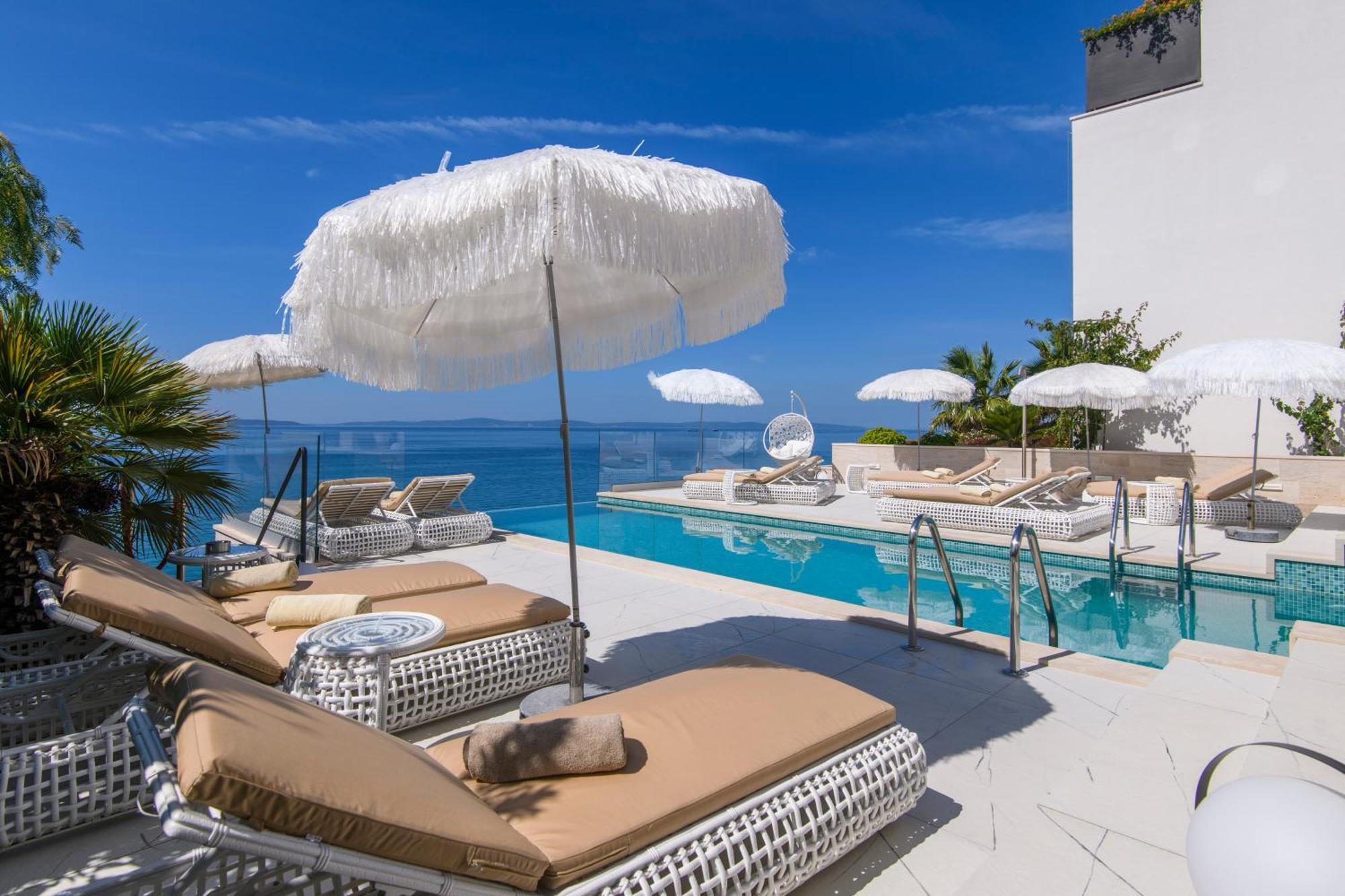 Gallery Luxury Suites & Rooms-Only Adults Split Exterior photo