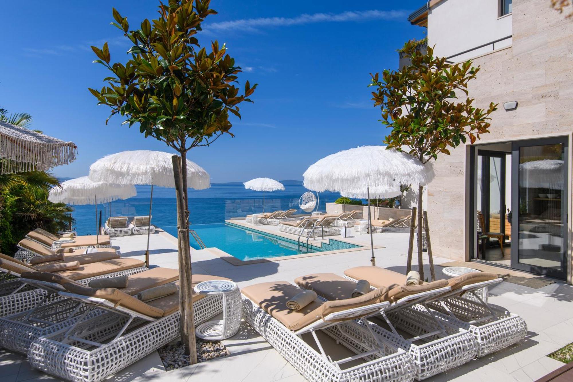 Gallery Luxury Suites & Rooms-Only Adults Split Exterior photo